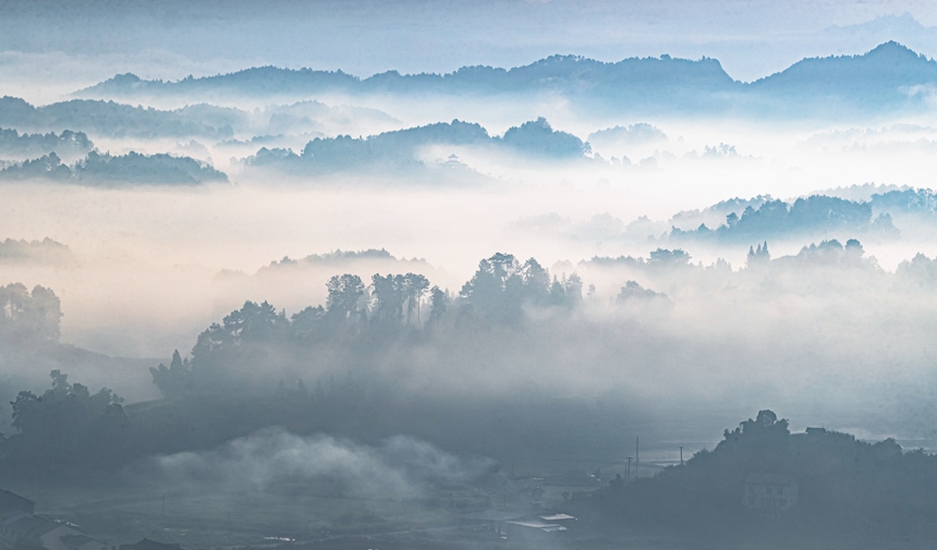 南川興隆鎮(zhèn)云霧相伴繪出山鄉(xiāng)水墨畫。瞿明斌攝