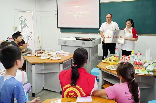 舉行“勵(lì)苦樂生”實(shí)踐教育基地掛牌儀式。重慶工程職業(yè)技術(shù)學(xué)院供圖