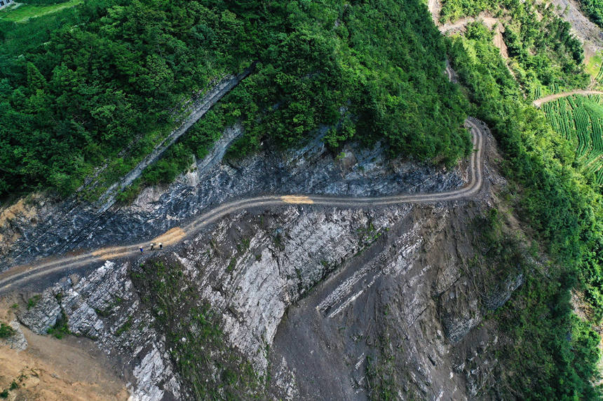 柒坨村“懸崖上的種糧路”。楊敏攝