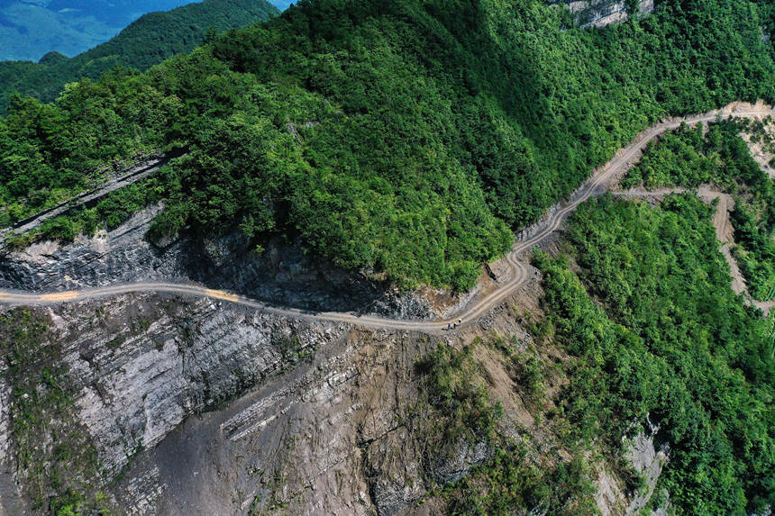 柒坨村“懸崖上的種糧路”。楊敏攝