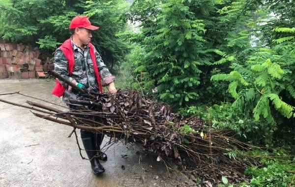 61歲的朱建軍帶頭整治人居環(huán)境。界石鎮(zhèn)供圖