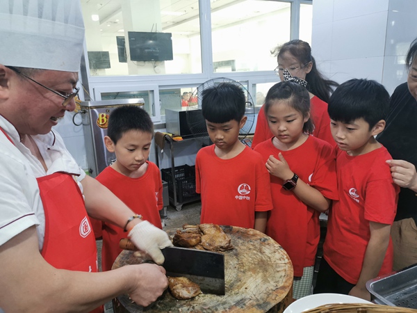 食堂學(xué)做飯。