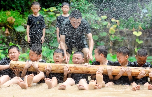 青少年們在夏令營中鍛煉身體，學(xué)習(xí)技能。巴南團區(qū)委供圖