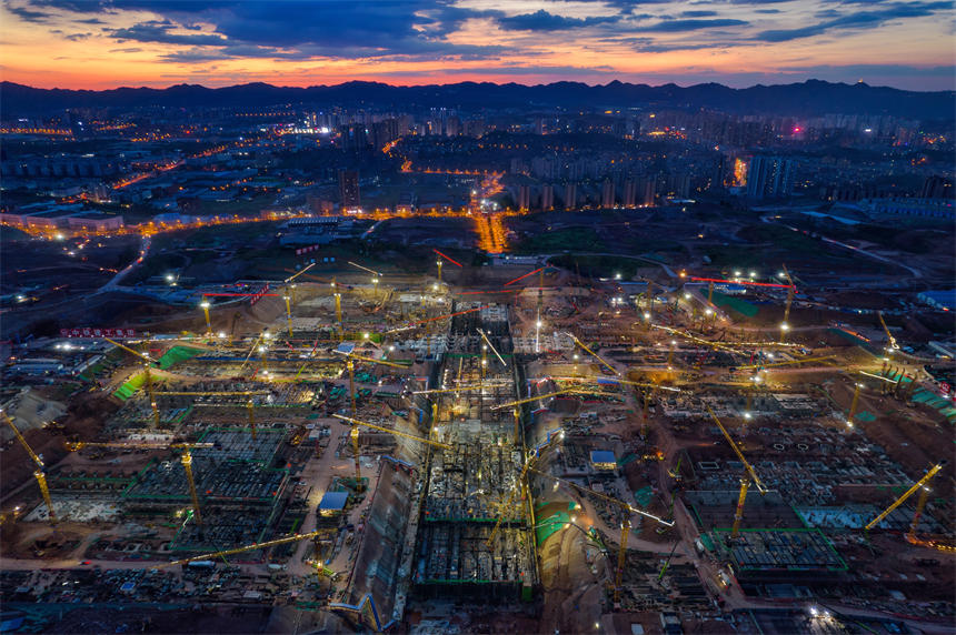 夜色下，位于重慶市南岸區(qū)的重慶東站項(xiàng)目正在加緊建設(shè)中。郭旭攝