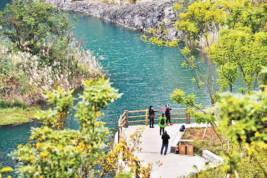 渝北區(qū)銅鑼山礦山公園，游客在欣賞風(fēng)景。(資料圖片)記者 謝智強 攝/視覺重慶