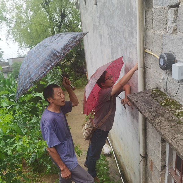 《雨中巡查》。6月27日，川東南地質大隊地災駐守隊員李耀周在巫溪縣勝利鄉(xiāng)洪仙村3社滑坡與群測群防人員一起開展雨中巡查工作。廖凱攝