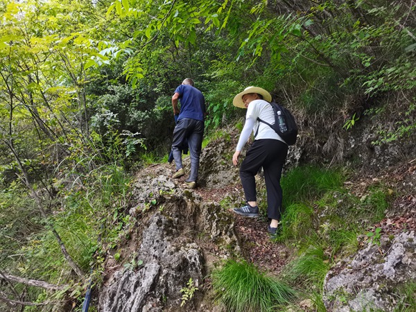 《用腳步“丈量”懸崖地災(zāi)點(diǎn)》。6月9日，川東南地質(zhì)大隊(duì)地災(zāi)駐守隊(duì)員況星麟、徐騰蛟到巫山縣官陽(yáng)鎮(zhèn)老鷹村霧溪陽(yáng)坡地災(zāi)點(diǎn)進(jìn)行地災(zāi)巡查和危巖點(diǎn)排查。徐騰蛟攝