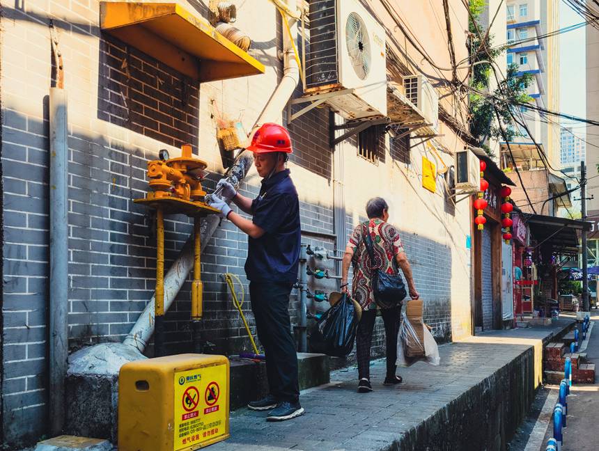 在南岸區(qū)花園村，重慶燃?xì)饽习斗止灸掀汗芾碚揪S修組長(zhǎng)對(duì)計(jì)劃停氣片區(qū)的調(diào)壓器進(jìn)行壓力測(cè)試并恢復(fù)供氣。唐文浩攝