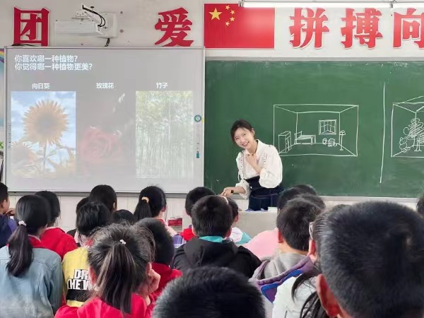 鄉(xiāng)村振興“鴻鵠計劃”志愿者為洞莊坪留守兒童開展藝術(shù)鑒賞課。代龍攝