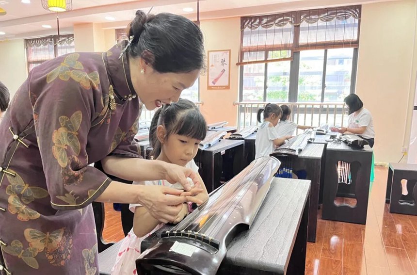 學生體驗古箏課。樹人思賢小學供圖