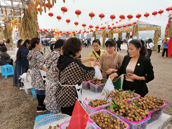 市民現(xiàn)場(chǎng)購(gòu)買(mǎi)農(nóng)產(chǎn)品。云陽(yáng)縣委宣傳部供圖