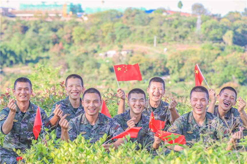 武警官兵真情告白祖國(guó)母親。李東攝