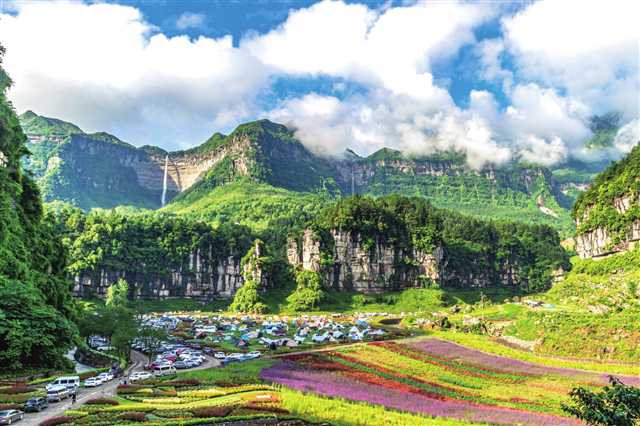 南川區(qū)依托綠水青山，建設(shè)了萬卷書臺(tái)等10余處露營地，成為游客親近自然的好去處。攝/瞿明斌