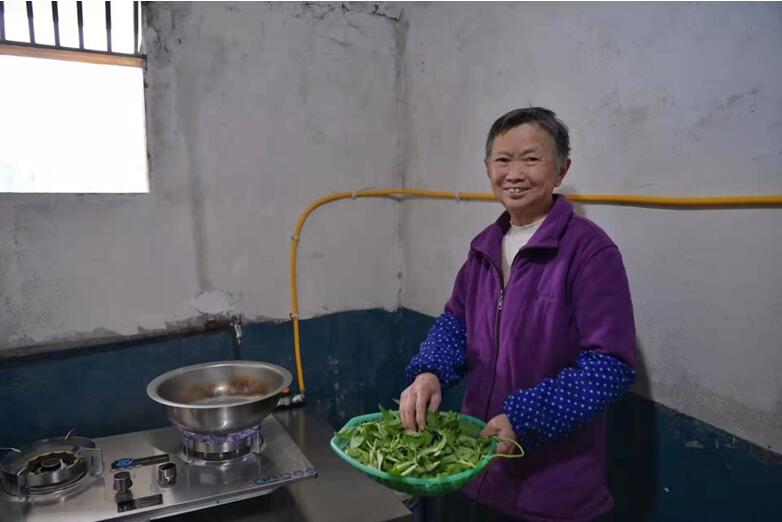 雙龍村村民用上了天然氣煮飯燒菜。郭旭攝