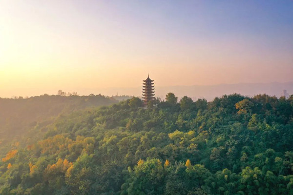 照母山公園。藍(lán)天攝