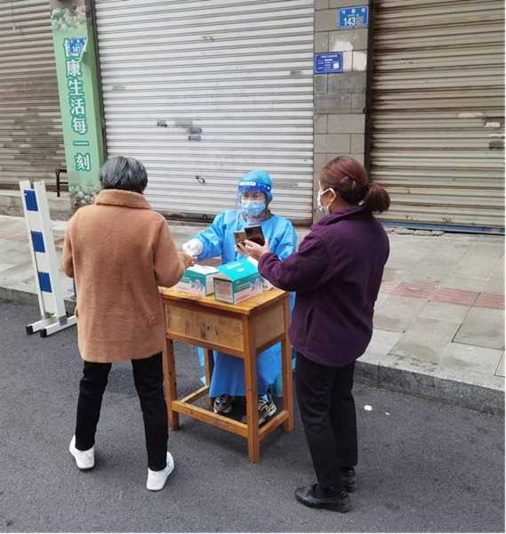 江津支行志愿者做好核酸檢測信息錄入。華夏銀行重慶分行供圖