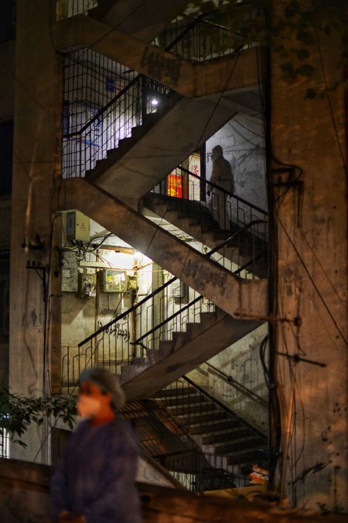 深夜，南坪街道東路社區(qū)，社區(qū)志愿者對封控區(qū)進行排查。郭旭攝