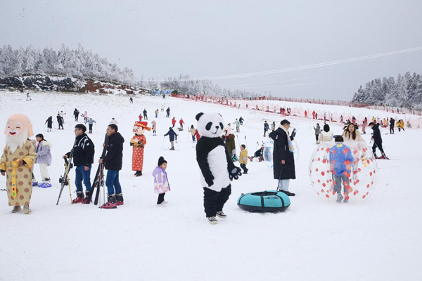 游客在雪地里暢快玩雪。武隆景區(qū)供圖