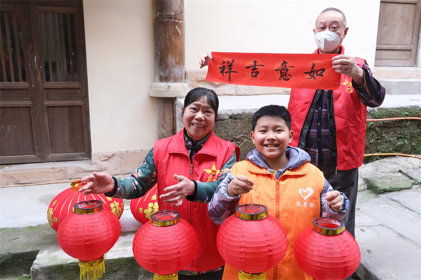 小朋友和家人為黃葛古道裝扮節(jié)日氛圍。郭旭攝