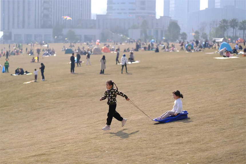 不少市民帶著孩子來(lái)到公園踏青、放風(fēng)箏，享受愜意春光。郭旭攝