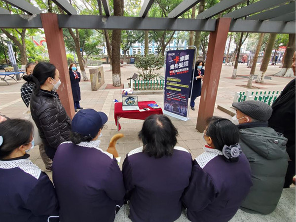 工作人員向中老年客戶普及防詐知識(shí)。交行重慶市分行 供圖