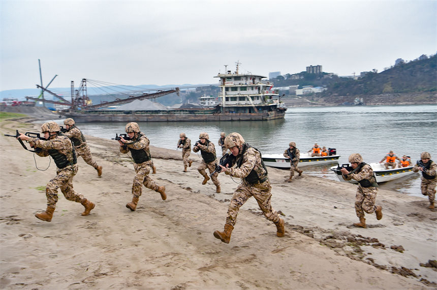 武警重慶總隊(duì)船艇支隊(duì)組織水上實(shí)戰(zhàn)化演練，特戰(zhàn)隊(duì)員搶灘登陸對“暴恐分子”進(jìn)行追捕。唐志勇攝