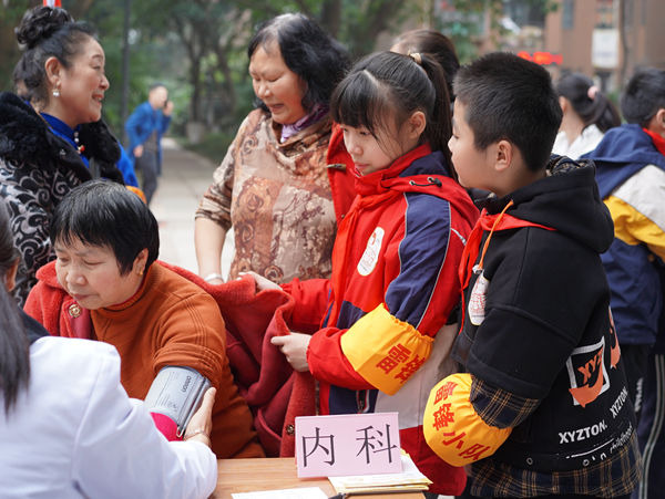 尋找身邊的“活雷鋒”。?南坪實驗小學教育集團供圖