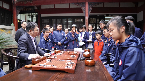 聶衛(wèi)平與重慶青少年棋手過招。重慶一中供圖