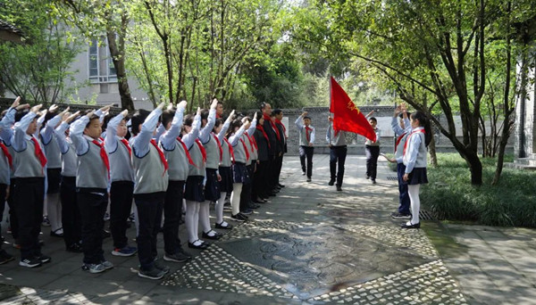 祭掃活動(dòng)現(xiàn)場(chǎng)。沙坪壩區(qū)教委供圖