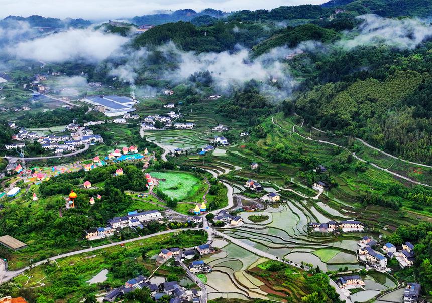 萬盛經(jīng)開區(qū)綠水村晨霧繚繞。曹永龍攝