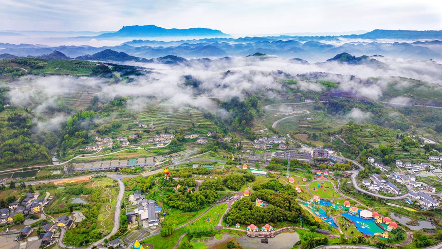 萬盛經(jīng)開區(qū)綠水村晨霧繚繞。曹永龍攝