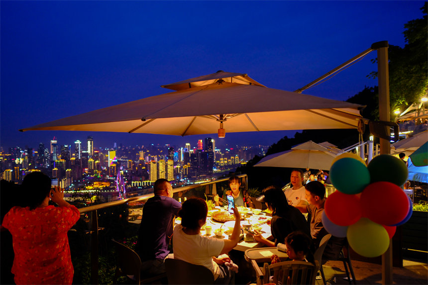 南岸區(qū)南山夜景火鍋公園，市民品火鍋看山城夜景。郭旭攝