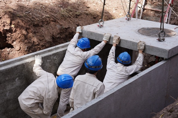 5月24日，國網(wǎng)重慶萬州供電公司員工在吊車的配合下組裝工廠化預(yù)制基礎(chǔ)。黃凌霜攝