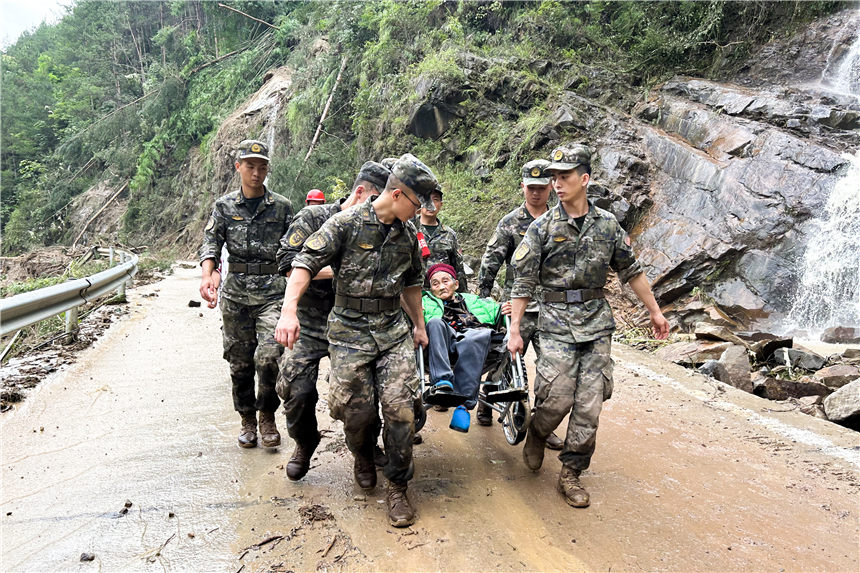 武警官兵轉(zhuǎn)移被困群眾。李東攝