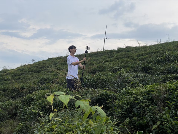 調(diào)研組學(xué)生在茶地間進(jìn)行直播。重慶理工大學(xué)供圖