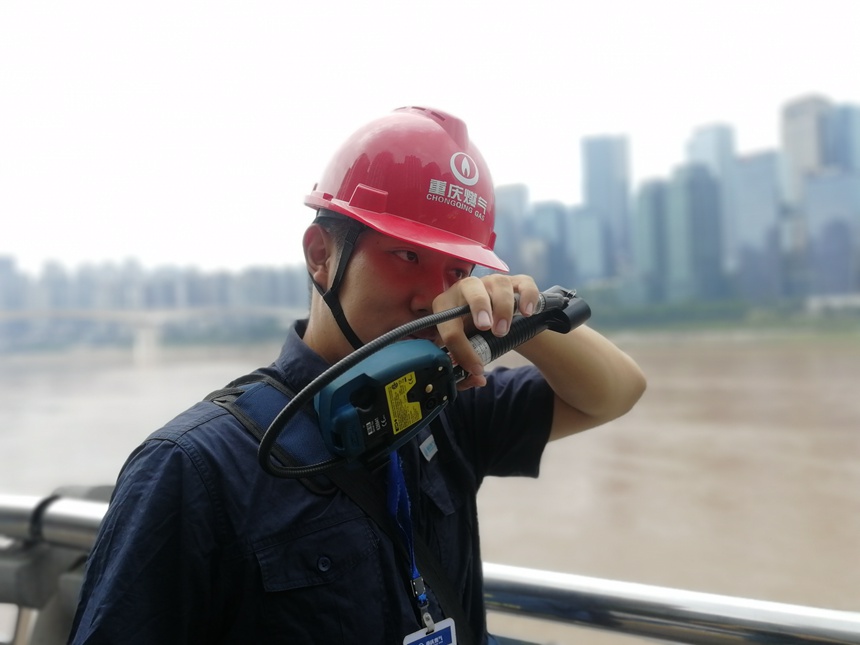 7月5日，重慶燃氣集團渝中分公司員工在嘉濱路巡查汛期管線運行情況。重慶燃氣集團供圖