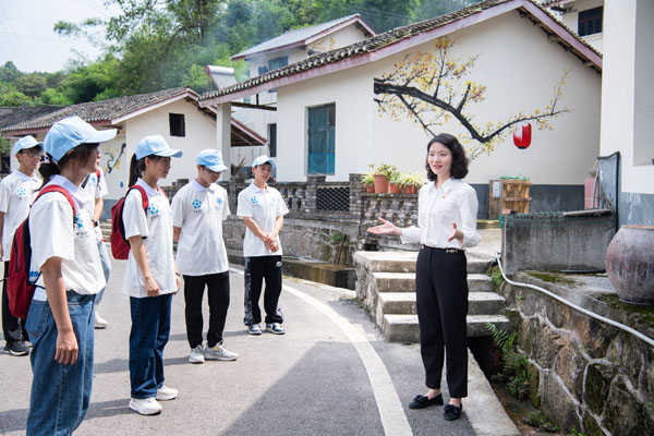 在鄉(xiāng)村院壩為成員們上思政課。重慶工程職院供圖