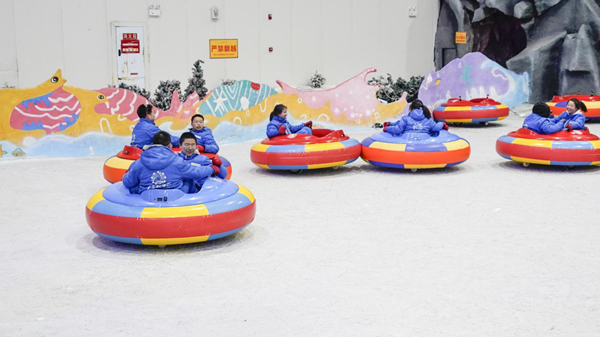 在重慶際華園滑雪館內(nèi)，冰上碰碰車等項(xiàng)目受到市民青睞。受訪企業(yè)供圖