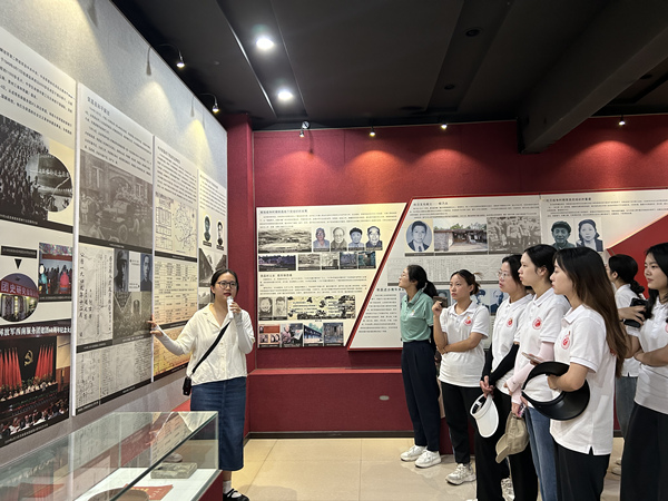 何旖勤帶領實踐團參觀榮昌紅色家園。重慶理工大學供圖