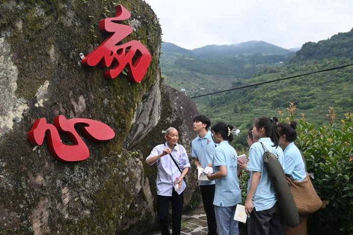 周老為實(shí)踐團(tuán)成員講授田園黨課。林舒淇供圖