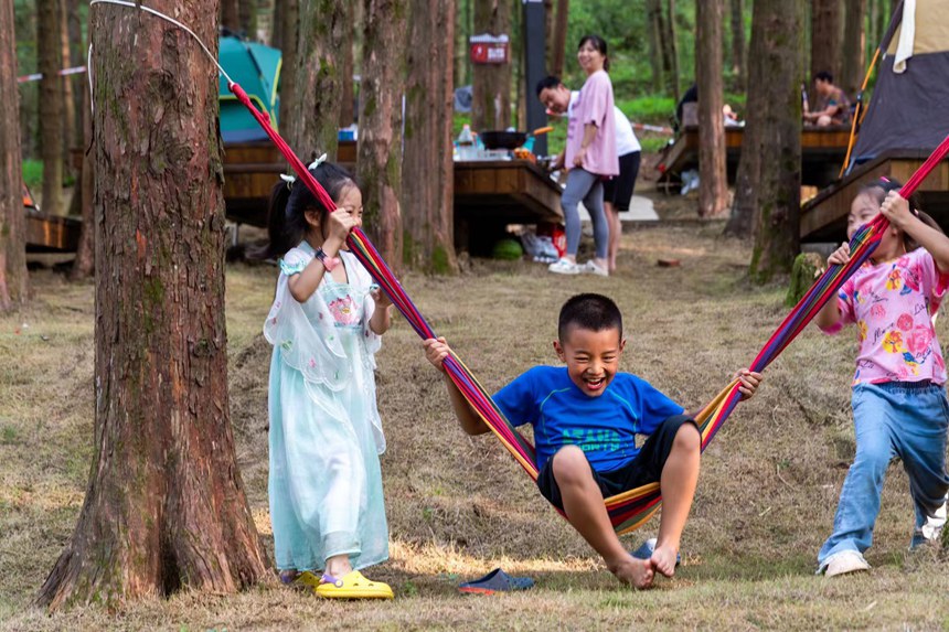 游客在森林公園里露營(yíng)享受“清涼一夏”。瞿明斌攝