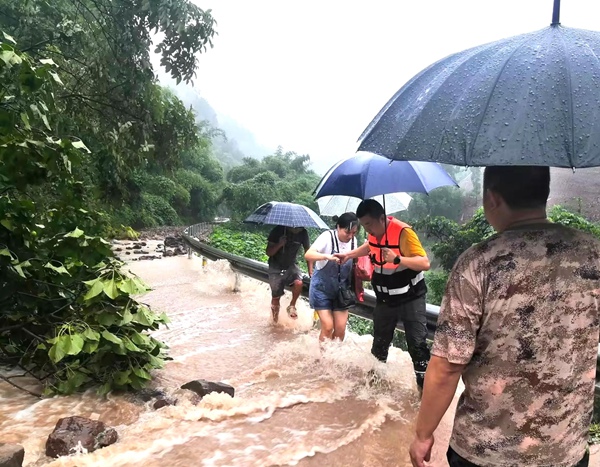 《暴風(fēng)驟雨，地質(zhì)工程師“守土盡責(zé)”》。7月27日，銅梁區(qū)太平鎮(zhèn)普降暴雨，該鎮(zhèn)道路發(fā)生局部塌方，造成道路中斷，對當(dāng)?shù)厝嗣癯鲂性斐芍卮笥绊?。重慶地質(zhì)礦產(chǎn)研究院銅梁區(qū)駐守地質(zhì)工程師王鵬（右二）第一時(shí)間趕赴受災(zāi)現(xiàn)場，對塌方路段進(jìn)行了緊急處置，協(xié)助應(yīng)急部門對塌方路段進(jìn)行應(yīng)急處置，并疏散當(dāng)?shù)厥転?zāi)群眾。鄧朝松攝