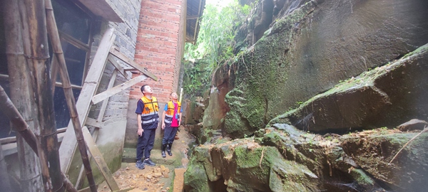 《雨天巡查不松懈》。7月21日，川東南勘察公司駐守地質(zhì)隊(duì)員在雨中對(duì)墊江縣硯臺(tái)鎮(zhèn)漏灣危巖地災(zāi)隱患點(diǎn)進(jìn)行巡查。林松攝