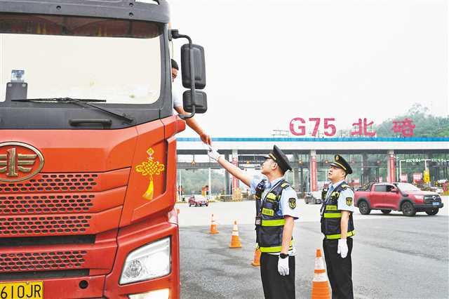 10月1日，蘭海高速北碚區(qū)收費站，交通執(zhí)法人員對過往車輛進行抽檢。特約攝影 秦廷富/視覺重慶