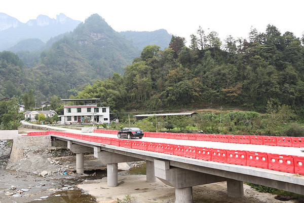 小南海鎮(zhèn)、大路壩區(qū)共建橋梁。黔江區(qū)委宣傳部供圖