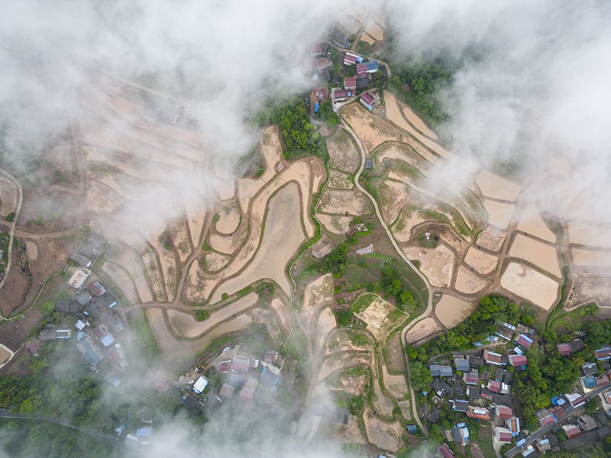 雨水充沛的為高標(biāo)準(zhǔn)農(nóng)田插秧創(chuàng)造了有利條件。冉孟軍攝