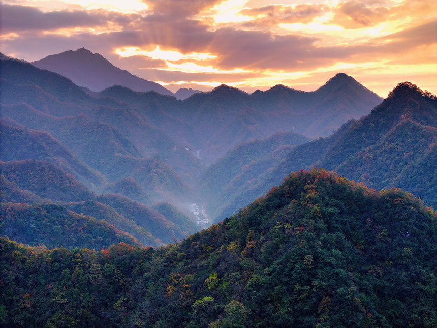 深秋時(shí)節(jié)，大巴山呈現(xiàn)出層林盡染的秋日美景。李野攝