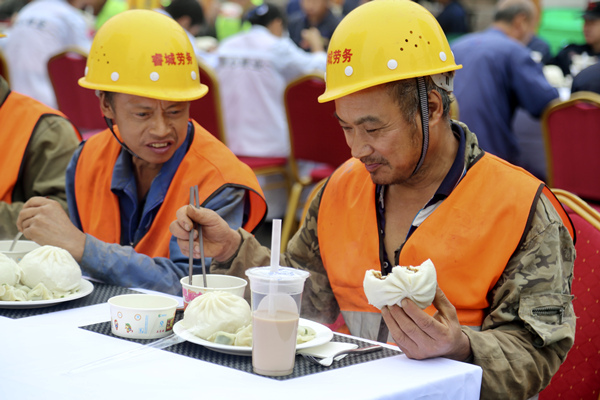 工人們開心地品嘗美食。景區(qū)供圖