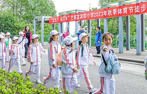 徒步挑戰(zhàn)賽現(xiàn)場。巴蜀藍(lán)湖郡小學(xué)供圖