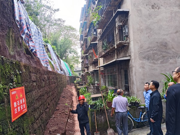 《必經(jīng)路，必安全》。10月初，永川區(qū)雙石鎮(zhèn)雙石橋街一小區(qū)屋后邊坡出現(xiàn)大面積垮塌。作為居民樓棟進出的必經(jīng)之路，不盡快處置可能影響居民出行安全。永川區(qū)規(guī)劃自然資源局聯(lián)合駐守地質(zhì)專家，立即趕赴現(xiàn)場調(diào)查，指導(dǎo)簡易處置，并提出進一步處置方法。黃捷攝